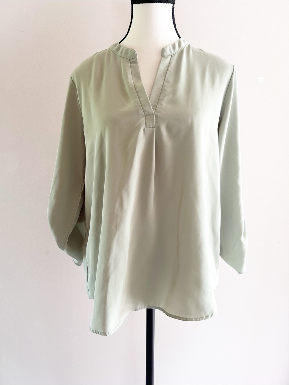 Olive & Oak Light Sage Split V-Neck Blouse Flowy Medium